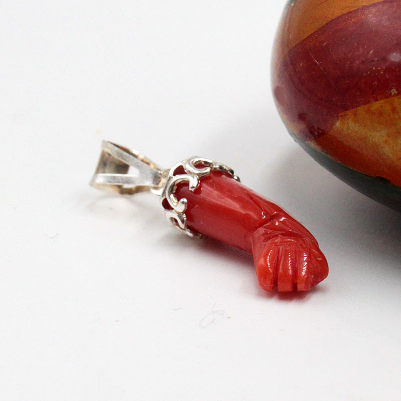Pendentif Poing Corail Frise