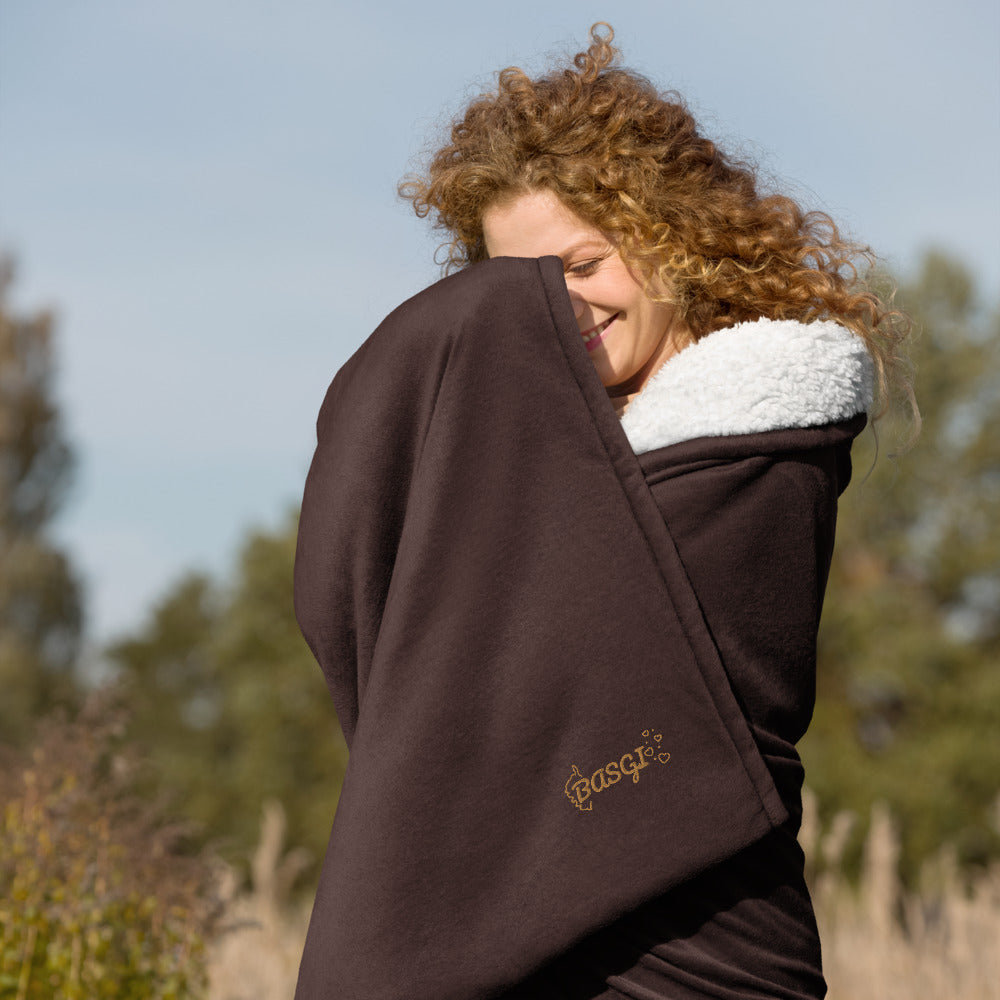 Couverture sherpa Premium Brodée Basgi - Ochju Ochju Fireside Brown Ochju Couverture sherpa Premium Brodée Basgi